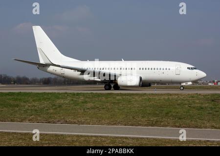 Bergamo, Italien. 4. März 2023. Ein Hello Jets Boeing 737-700 fliegt im Auftrag von Aeroitalia hier am Flughafen Mailand Bergamo Orio al Serio Aeroitalia, Italiens neuestes privates Flugzeugunternehmen, hat eine Boeing 737-700 vom rumänischen Startup HelloJets gemietet. HelloJets verfügt derzeit über eine Flotte von drei Boeing 737s, einer der -500-Baureihen, einer -700 und einer weiteren 737-800, von denen drei ursprünglich von Blue Air betrieben wurden. (Credit Image: © Fabrizio Gandolfo/SOPA Images via ZUMA Press Wire) NUR REDAKTIONELLE VERWENDUNG! Nicht für den kommerziellen GEBRAUCH! Stockfoto