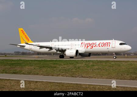 Bergamo, Italien. 4. März 2023. Ein Pegasus Airlines Airbus 321 NEO Rolling am Flughafen Bergamo Orio al Serio in Mailand. Pegasus Airlines, manchmal Flypgs, ist eine türkische Billigfluggesellschaft mit Hauptsitz in Istanbul und Stützpunkten auf mehreren türkischen Flughäfen. (Credit Image: © Fabrizio Gandolfo/SOPA Images via ZUMA Press Wire) NUR REDAKTIONELLE VERWENDUNG! Nicht für den kommerziellen GEBRAUCH! Stockfoto