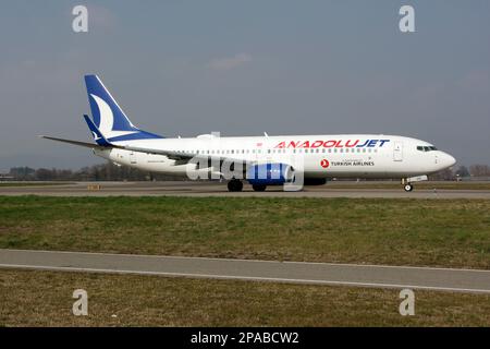 Bergamo, Italien. 4. März 2023. Eine AnadoluJet Boeing 737-800, die am Flughafen Bergamo Orio al Serio in Mailand fährt. AnadoluJet ist eine Marke von Turkish Airlines, die als regionale Fluggesellschaft tätig ist. Das Unternehmen betreibt Inlandsflüge sowie Flüge nach Nordzypern, Westeuropa und Westasien für seine Muttergesellschaft. (Credit Image: © Fabrizio Gandolfo/SOPA Images via ZUMA Press Wire) NUR REDAKTIONELLE VERWENDUNG! Nicht für den kommerziellen GEBRAUCH! Stockfoto