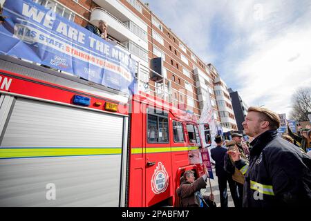 London, Großbritannien. 11. März 2023. Ein Mitglied der Feuerwehr-Union hört während der Demonstration die Eröffnungsrede von Dr. Andrew Meyerson. SOS NHS-Kampagnengruppe und andere Gewerkschaften organisierten einen marsch vom University College London Hospital nach Downing Street, um Soforthilfe für den National Health Service (NHS) von der britischen Regierung zu fordern, um Dienstleistungen und Personal zu unterstützen und nicht, um den Gesundheitssektor vor dem Frühling des Kanzlers zu privatisieren Haushaltsplan vom 15. März 2023. (Foto: Hesther Ng/SOPA Images/Sipa USA) Guthaben: SIPA USA/Alamy Live News Stockfoto