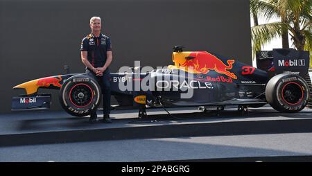 Mumbai, Indien. 11. März 2023. David Coulthard, ehemaliger Formel-1-Fahrer, posiert auf einer Pressekonferenz in Mumbai für ein Foto mit dem Red Bull RB7 Formel-1-Rennwagen. (Foto: Ashish Vaishnav/SOPA Images/Sipa USA) Guthaben: SIPA USA/Alamy Live News Stockfoto