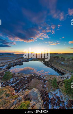 Sonnenuntergang bei Cawfields an der Hadrian's Wall im Winter mit Blick nach Westen, Northumberland, england, Großbritannien Stockfoto