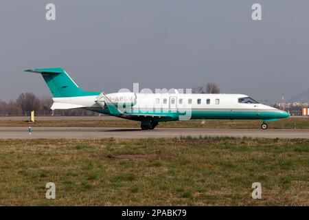 Bergamo, Italien. 04. März 2023. Ein Ryanair Bombardier Learjet 45, der auf dem Flughafen Bergamo Orio al Serio in Mailand fährt. Die irische Billigfluggesellschaft mit Hauptsitz in Irland besitzt drei Learjet 45 mit Sitz am Flughafen London Stansted und am Flughafen Bergamo, die jedoch auf der Isle of man registriert sind und hauptsächlich für den schnellen Transport von Wartungspersonal und kleinen Flugzeugteilen innerhalb des Netzes genutzt werden. (Foto: Fabrizio Gandolfo/SOPA Images/Sipa USA) Guthaben: SIPA USA/Alamy Live News Stockfoto