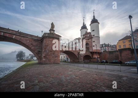 Alte Brücke (Alte Brucke) und Bruckentor (Brückentor) - Heidelberg, Deutschland Stockfoto