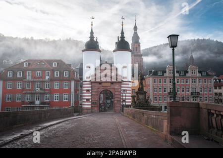 Alte Brücke (Alte Brucke), Bruckentor (Brückentor) und Heiliggeistkirche (Heiliggeistkirche) - Heidelberg, Deutschland Stockfoto