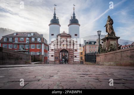 Alte Brücke (Alte Brucke) und Bruckentor (Brückentor) - Heidelberg, Deutschland Stockfoto