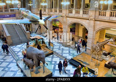 Glasgow, Schottland, Großbritannien 11. März 2023. Kelvingrove Art Gallery and Museum sah eine große Menschenmenge für sein Samstagsaufführung, als die Einheimischen bei kaltem Wetter ins Haus gingen, lebhafte und belebende Galerien, Credit Gerard Ferry/Alamy Live News Stockfoto