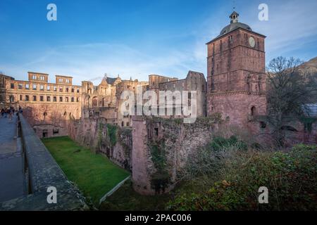 Ruprecht Wing (Ruprechtsbau), English Wing (Englischer Bau) und Torturm am Heidelberger Schloss Heidelberg Stockfoto