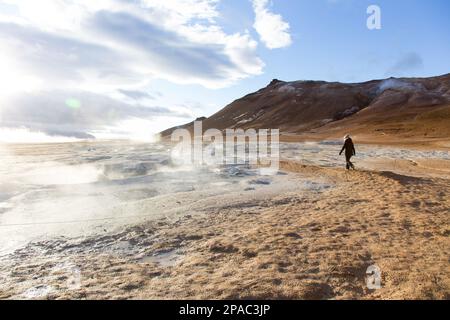 Ein Mädchen, das in Hverir Namafjall, Nord-Island, spaziert Stockfoto