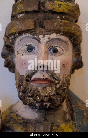 Polychrome Figur des Heiligen Petrus im El Museo de los Caminos im Bischofspalast in Astorga, Leon, Spanien. Das Museum, entlang der Camino F. Stockfoto