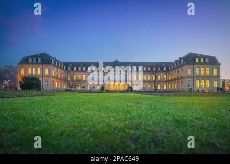 Neues Schloss bei Sonnenuntergang - Stuttgart Stockfoto