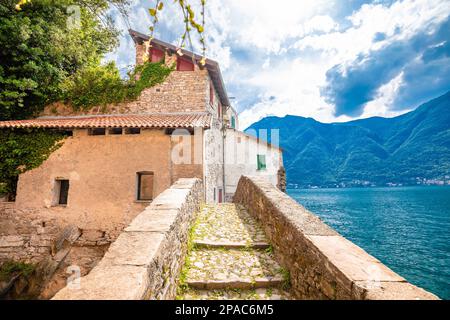 Stadt Nesso historische Steinbrücke und malerischen Blick auf den See, Como See, Lombardei Region von Italien Stockfoto