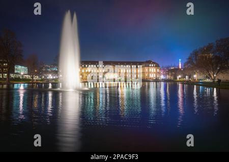 Neues Schloss und Eckensee bei Nacht - Stuttgart Stockfoto