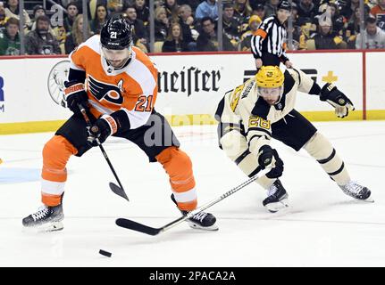 Pittsburgh, Usa. 11. März 2023. Philadelphia Flyers Center Scott Laughton (21) und Pittsburgh Penguins Defenseman Marcus Pettersson (28) Rennen in der ersten Stunde in der PPG Paints Arena in Pittsburgh am Samstag, den 11. März 2023. Foto: Archie Carpenter/UPI Credit: UPI/Alamy Live News Stockfoto