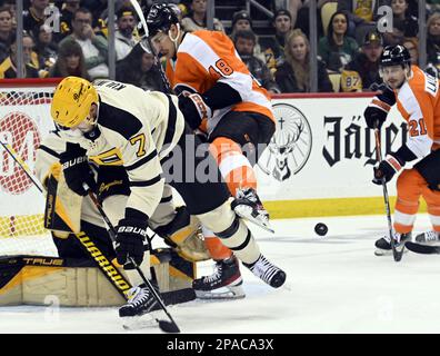 Pittsburgh, Usa. 11. März 2023. Pittsburgh Penguins Defenseman Dmitry Kulikov (7) und Philadelphia Flyers linker Flügel Brendan Lemieux (48) kollidieren während der ersten Phase in der PPG Paints Arena in Pittsburgh am Samstag, den 11. März 2023 vor dem Tor. Foto: Archie Carpenter/UPI Credit: UPI/Alamy Live News Stockfoto