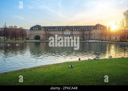 Neues Schloss und Eckensee bei Sonnenuntergang - Stuttgart Stockfoto