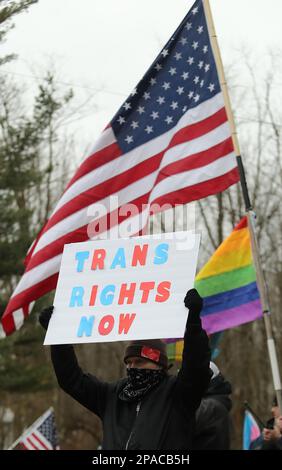 Wadsworth, Usa. 11. März 2023. Ein Mitglied der Drag Queen Story Hour hält ein Schild auf einer Veranstaltung in Wadsworth, Ohio, am Samstag, den 11. März 2023. Foto: Aaron Josefczyk/UPI Credit: UPI/Alamy Live News Stockfoto