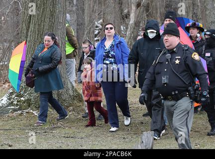 Wadsworth, Usa. 11. März 2023. Eine Familie wird an Demonstranten vorbei zur Drag Queen Story Hour am Samstag, den 11. März 2023 in Wadsworth, Ohio, begleitet. Foto: Aaron Josefczyk/UPI Credit: UPI/Alamy Live News Stockfoto