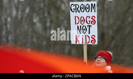 Wadsworth, Usa. 11. März 2023. Am Samstag, den 11. März 2023, steht ein Demonstranter vor einer Veranstaltung der Drag Queen Story in Wadsworth, Ohio. Foto: Aaron Josefczyk/UPI Credit: UPI/Alamy Live News Stockfoto