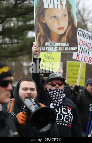 Wadsworth, Usa. 11. März 2023. Die Leute protestieren bei einer Drag Queen Story Hour bei einer Veranstaltung in Wadsworth, Ohio, am Samstag, den 11. März 2023. Foto: Aaron Josefczyk/UPI Credit: UPI/Alamy Live News Stockfoto