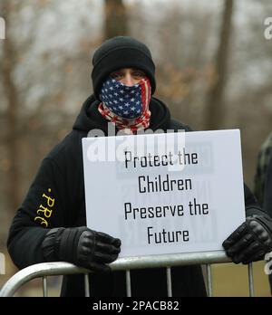 Wadsworth, Usa. 11. März 2023. Ein Protestteilnehmer hält ein Schild vor dem Schauplatz der Drag Queen Story Hour in Wadsworth, Ohio, am Samstag, den 11. März 2023. Foto: Aaron Josefczyk/UPI Credit: UPI/Alamy Live News Stockfoto