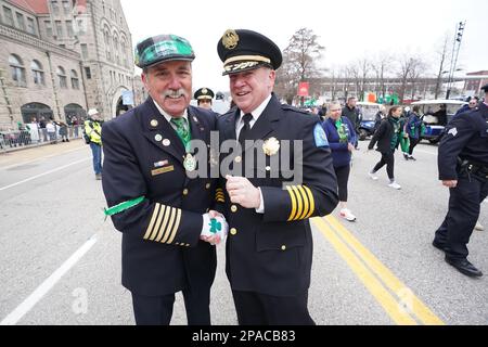 St. Louis, Usa. 11. März 2023. St. Louis Fire Chief Dennis M. Jenkerson (L) begrüßt den neuen St. Louis Polizeichef Robert Tracy, vor dem Start des St. Louis Downtown St. Patrick's Day Parade in St. Louis am Samstag, den 11. März 2023. Foto: Bill Greenblatt/UPI Credit: UPI/Alamy Live News Stockfoto