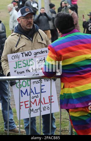 Wadsworth, Usa. 11. März 2023. Ein Protestteilnehmer spricht mit einem Mitglied der Drag Queen Story Hour in Wadsworth, Ohio, am Samstag, den 11. März 2023. Foto: Aaron Josefczyk/UPI Credit: UPI/Alamy Live News Stockfoto