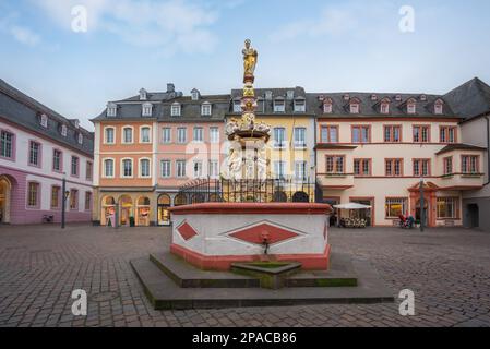 Petersbrunnen am Hauptmarkt - Trier, Deutschland Stockfoto