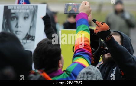 Wadsworth, Usa. 11. März 2023. Demonstranten stoßen bei einer Veranstaltung in Wadsworth, Ohio, am Samstag, den 11. März 2023 mit Drag Queen Story Hour-Mitgliedern zusammen. Foto: Aaron Josefczyk/UPI Credit: UPI/Alamy Live News Stockfoto