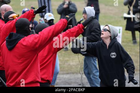 Wadsworth, Usa. 11. März 2023. Eine weibliche Demonstrantin kämpft bei einer Veranstaltung in Wadsworth, Ohio, am Samstag, den 11. März 2023, mit anderen Demonstranten bei einer Drag Queen Story Hour. Foto: Aaron Josefczyk/UPI Credit: UPI/Alamy Live News Stockfoto