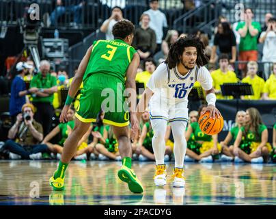 März 10 2023 Las Vegas, NV, USA UCLA Guard Tyger Campbell (10) setzt das Spiel während des NCAA Pac 12 Männer Basketball Tournament Semifinals zwischen Oregon Ducks und den UCLA Bruins. UCLA schlug Oregon 75-56 in der T Mobile Arena Las Vegas, NV. Thurman James/CSM Stockfoto