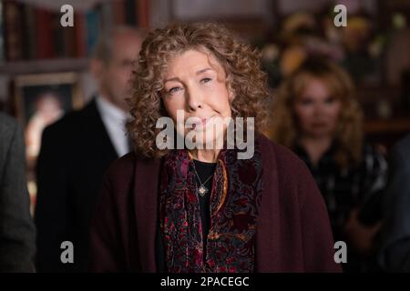 VERÖFFENTLICHUNGSDATUM: 8. Januar 2023. TITEL: Moving Moving Next. STUDIO: Sehenswürdigkeiten am Straßenrand. DIREKTOR: Paul Weitz. ZWEI alte Freunde versammeln sich bei einer Beerdigung und beschließen, sich an dem Witwer zu rächen, der sie Jahrzehnte zuvor verarscht hat. MIT LILY TOMLIN als Evelyn. (Kreditbild: © Sehenswürdigkeiten/Unterhaltung Bilder/ZUMAPRESS.com) NUR REDAKTIONELLE VERWENDUNG! Nicht für den kommerziellen GEBRAUCH! Stockfoto