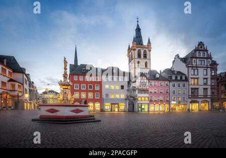 Hauptmarktplatz mit Petrusbrunnen und Kirchturm Saint Gangolf - Trier, Deutschland Stockfoto