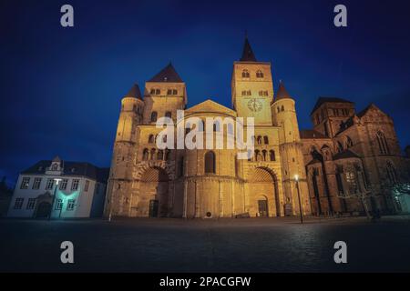 Trier Kathedrale bei Nacht- Trier, Deutschland Stockfoto