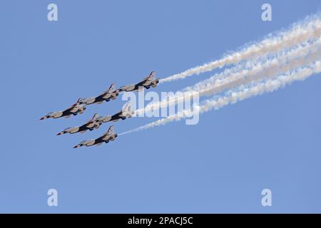 Edwards Air Force Base, California / USA - 15. Oktober 2022: Alle sechs F-16-Kampfflugzeuge der United States Air Force USAF Thunderbirds fliegen in Formation. Stockfoto