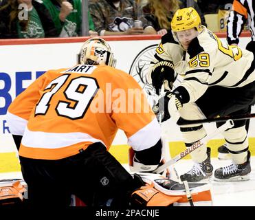 Pittsburgh, Usa. 11. März 2023. Pittsburgh Penguins Left Wing Jake Guentzel (59) schoss am Samstag, den 11. März 2023, in der PPG Paints Arena in Pittsburgh von den Polstern des Torhüters Carter Hart (79) der Philadelphia Flyers ab. Foto: Archie Carpenter/UPI Credit: UPI/Alamy Live News Stockfoto