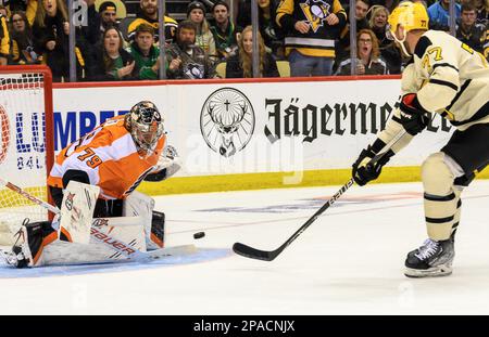 Pittsburgh, Usa. 11. März 2023. Der Torwart der Philadelphia Flyers Carter Hart (79) blockiert das Ausweichbild des Pittsburgh Penguins Center Jeff Carter (77) während der zweiten Phase in der PPG Paints Arena in Pittsburgh am Samstag, den 11. März 2023. Foto: Archie Carpenter/UPI Credit: UPI/Alamy Live News Stockfoto