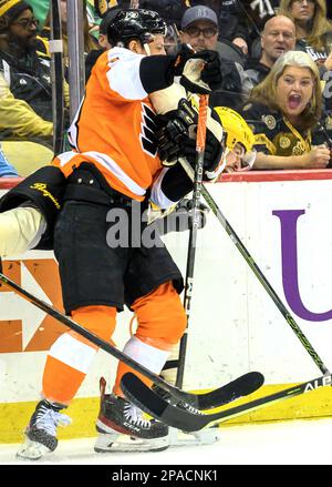 Pittsburgh, Usa. 11. März 2023. Philadelphia Flyers verließ Flügel Brendan Lemieux (48) zerquetscht Pittsburgh Penguins Center Sidney Crosby (87) gegen das Board während der zweiten Periode in der PPG Paints Arena in Pittsburgh am Samstag, den 11. März 2023. Foto: Archie Carpenter/UPI Credit: UPI/Alamy Live News Stockfoto