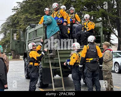 Monterey County, Vereinigte Staaten von Amerika. 11. März 2023. Erste-Hilfe-Helfer helfen Bewohnern eines Hochwasserfahrzeugs der National Guard auf dem Festland, da Teile von Kalifornien nach dem zehnten atmosphärischen Flussereignis in der Nähe des Pajaro River, 11. März 2023 in Monterey County, Kalifornien, unter schweren Überschwemmungen leiden. Kredit: California National Guard/USA Army Photo/Alamy Live News Stockfoto