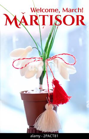 Symbol des Frühlings und des Feiertags von Baba Marta in Bulgarien, Rumänien und Moldau. Traditioneller Accessoire Martisor, ein rot-weißer Glücksbringer auf einem Stockfoto