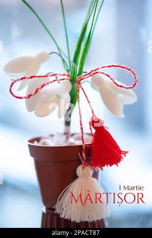 Schneeglöckchen mit Martisor-Talisman, traditionellem Accessoire für das Frühlingsfest oder Baba Marta in den Balkanländern Stockfoto