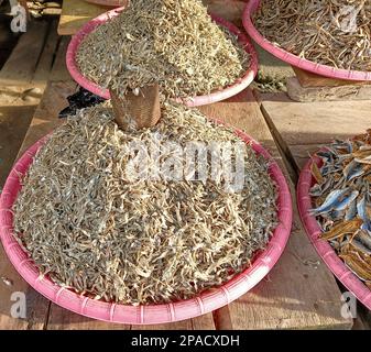 Getrocknete Sardellen werden in Indonesien auf traditionellen Märkten weit verbreitet verkauft. Stockfoto