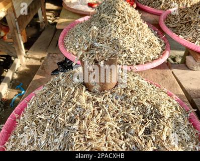 Getrocknete Sardellen werden in Indonesien auf traditionellen Märkten weit verbreitet verkauft. Stockfoto