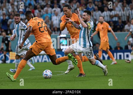 Lionel Messi (Argentinien) gewinnt beim argentinischen Viertelfinalsieg bei der Weltmeisterschaft 2022 einen Fußabdruck gegen Virgil van Dijk und Denzel Dumfries. Stockfoto