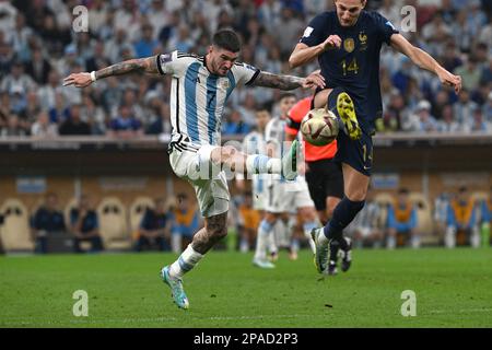 Rodrigo De Paul (Argentinien) kämpft mit Frankreichs Adrien Rabiot um einen losen Ball während des Finales der FIFA-Weltmeisterschaft 2022 in Lusail, Katar. Stockfoto