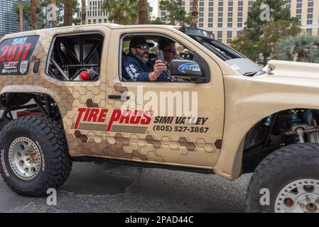 2023 BFGoodrich Tires Mint 400 startet das Rennwochenende mit einer Fahrzeugparade auf dem Las Vegas Strip. Stockfoto