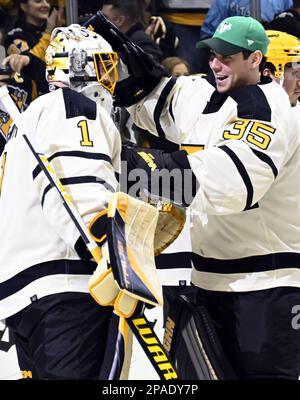 Pittsburgh, Usa. 11. März 2023. Pittsburgh Penguins Torwart Tristan Jarry (35) gratuliert Pittsburgh Penguins Torwart Casey DeSmith (1) zu dem 5-1-Sieg gegen die Philadelphia Flyers in der PPG Paints Arena in Pittsburgh am Samstag, den 11. März 2023. Foto: Archie Carpenter/UPI Credit: UPI/Alamy Live News Stockfoto