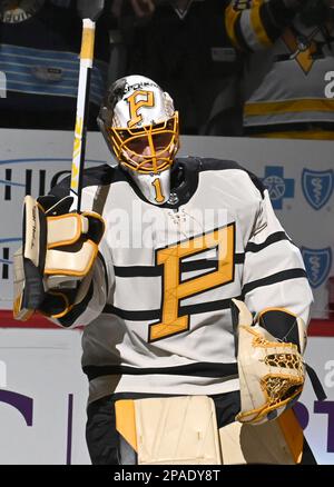 Pittsburgh, Usa. 11. März 2023. Der Torwart der Pittsburgh Penguins Casey DeSmith (1) erhält am Samstag, den 11. März 2023, in der PPG Paints Arena in Pittsburgh den 5-1. Sieg gegen die Philadelphia Flyers. Foto: Archie Carpenter/UPI Credit: UPI/Alamy Live News Stockfoto