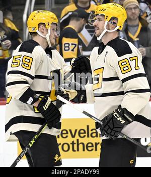 Pittsburgh, Usa. 11. März 2023. Pittsburgh Penguins Left Wing Jake Guentzel (59) feiert den 5-1. Sieg gegen die Philadelphia Flyers mit Pittsburgh Penguins Center Sidney Crosby (87) in der PPG Paints Arena in Pittsburgh am Samstag, den 11. März 2023. Foto: Archie Carpenter/UPI Credit: UPI/Alamy Live News Stockfoto