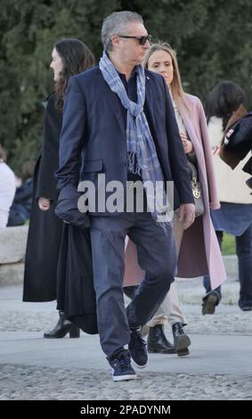 Mailand, Italien. 12. März 2023. Daniele Massaro und seine Frau Carla auf den Straßen von Mailand Credit: Independent Photo Agency/Alamy Live News Stockfoto